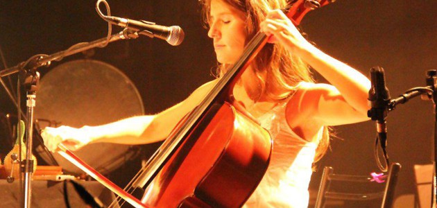 Música porque si &nbsp; Morena Leza: canta y toca el violoncello de manera simultánea. Su...